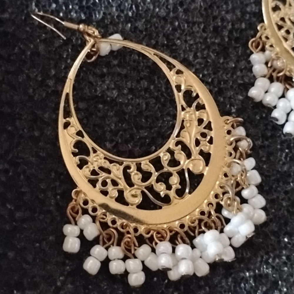 2 Pair Of Fashion Earrings - Picture 4 of 5